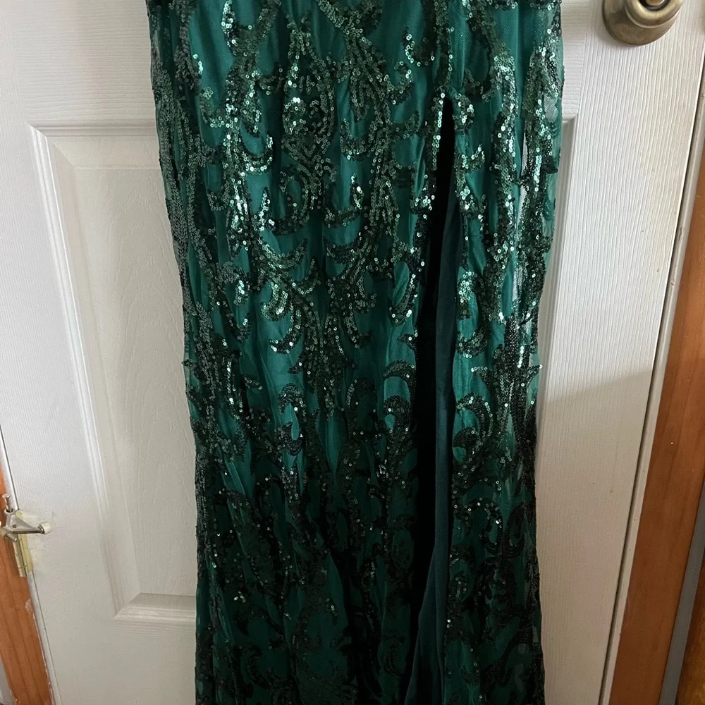 EMERALD GREEN PROM DRESS - Picture 2 of 4